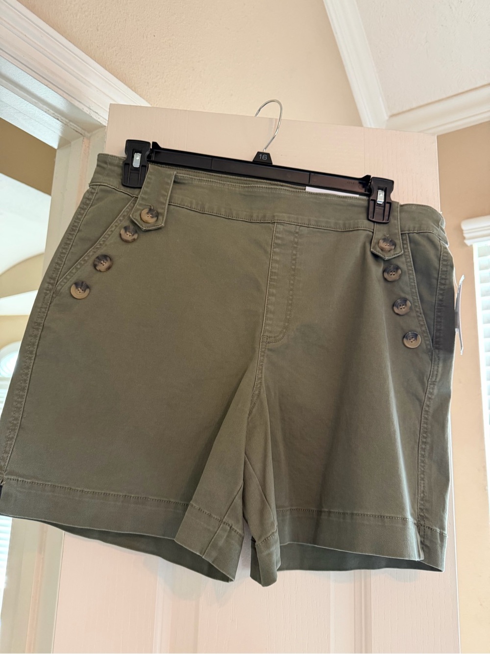 Women’s Westbound Pull-on shorts. Olive High-Waist size 16